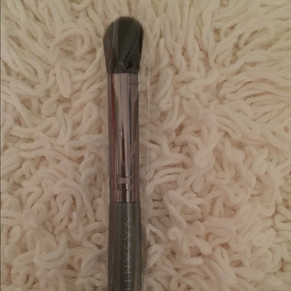 Vasanti contour foundation brush